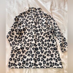 Leopard sweater. Quarter sleeve. Size M.